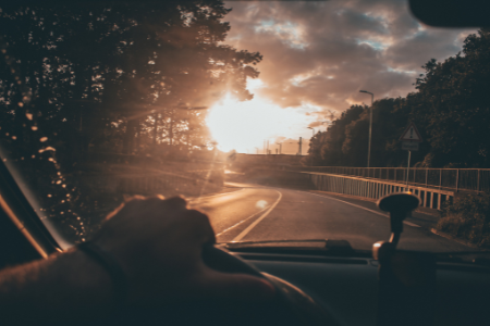 Kuljettaja ajaa kohti auringonlaskua